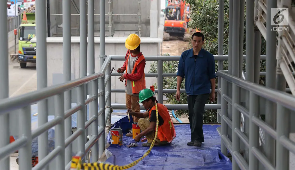 Pekerja mengecat jembatan penyeberangan orang di kawasan Senayan, Jakarta, Jumat (6/7). Pengecatan tersebut merupakan bagian dari proyek revitalisasi JPO guna meningkatnya kenyamanan pejalan kaki. (Liputan6.com/Immanuel Antonius)