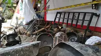 Polisi masih menyelidiki peristiwa ambruknya tembok bekas sarang burung walet yang mengakibatkan tujuh orang meninggal dunia. Foto (Liputan6.com / Panji Prayitno)