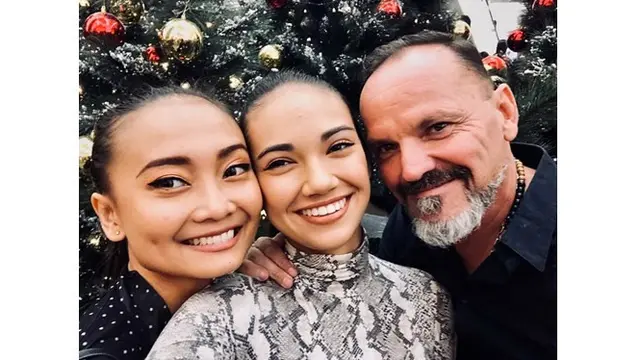Potret Haico bersama ayah dan ibu tirinya saat merayakan natal.