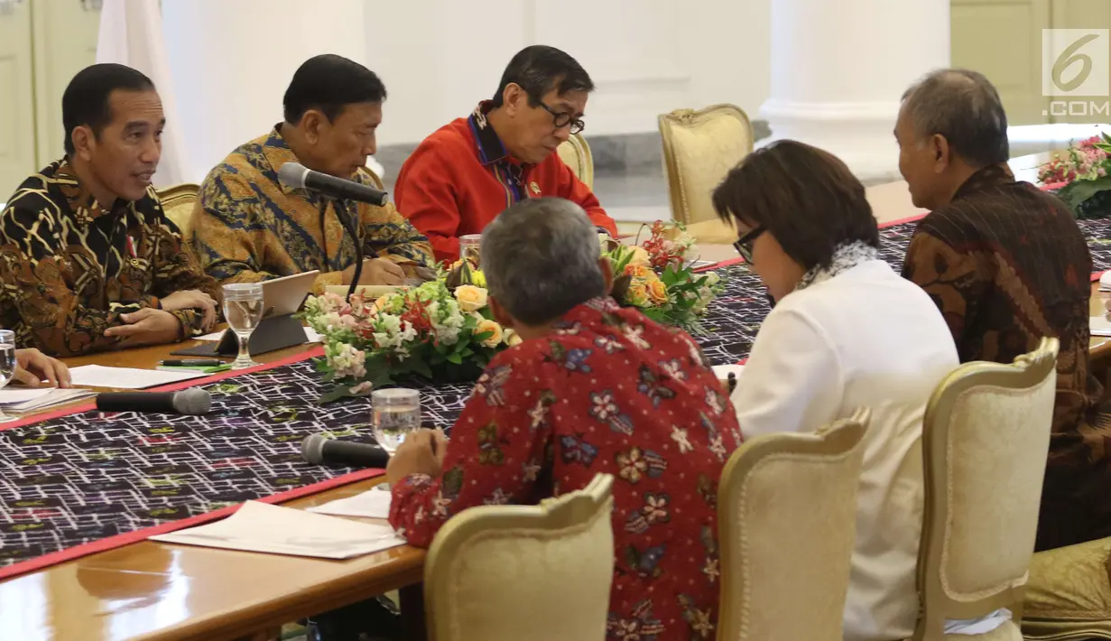 Presiden Joko Widodo didampingi Menko Polhukam, Wiranto dan Menkumham Yasonna Hamonangan Laoly saat melakukan pertemuan dengan pimpinan KPK di Istana Bogor, Jawa Barat, Rabu (4/7). (Liputan6.com/Angga Yuniar)
