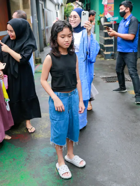 <p>Bilqis temani Ayu Ting Ting nyoblos [Kapanlagi/M Akrom Sukarya]</p>