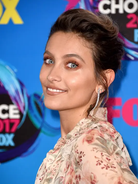 Putri Michael Jackson, Paris Jackson berpose untuk fotografer saat menghadiri Teen Choice Awards 2017 di Los Angeles, Minggu (13/8). Sentuhan nudie brown pada lipstik semakin melengkapi wajah cantik gadis 19 tahun itu. (Jordan Strauss/Invision/AP)