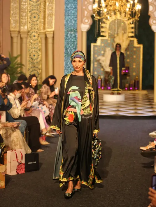 Motif burung Ekek Keling dan Acung Jangkung menjadi highlight dalam koleksinya, karena flora dan fauna tersebut terancam punah di Jawa Barat. [Foto: Adrian Utama P].