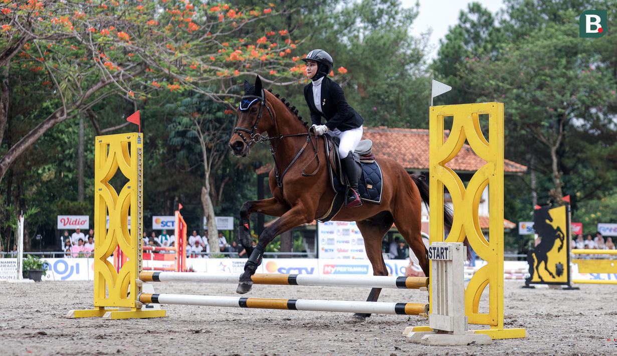 Selebritas Indonesia, Melody Laksani berkompetisi dalam cabang olahraga berkuda nomor show jumping Turnamen Olahraga Selebriti Indonesia (TOSI) Season 3 yang berlangsung di Arthayasa Stable, Depok, Jawa Barat, Jumat (01/11/2024). (Bola.com/Bagaskara Lazuardi)