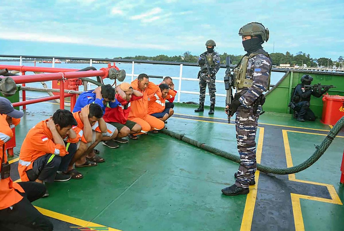 FOTO: Operasi Laut TNI 2025, Dua Kapal Diduga Pembawa Pasir Timah Ilegal Berhasil Diamankan