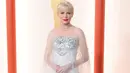 <p>Michelle Williams juga memilih menghadirkan bridal look di Oscar 2023. Off-the-shoulder gown putih dengan taburan kristal di bagian dada, ditutupi aksen sheer-cape yang menjuntai hingga ke lantai membuat penampilannya sempurna untuk dilirik. Foto: Instagram.</p>