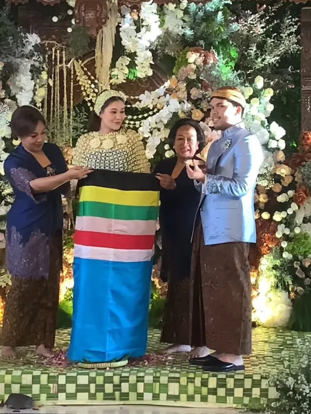 Prosesi Mitoni 7 Bulanan Aaliyah Massaid Dibalut Kebaya Brokat Baby Blue. [@c_smelani]