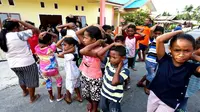 Anak-anak Kepulauan Aru latihan evakuasi gempa dan tsunami pada Minggu (17/11/2019), lewat adaptasi lagu 'Potong Bebek Angsa' sambil memperagakan gerakan perlindungan dan keselamatan. (Dok Badan Nasional Penanggulangan Bencana/BNPB)