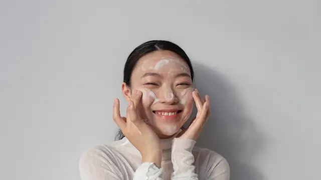 5 Kebiasaan Kecil yang Bisa Bikin Kulit Glowing Tanpa Skincare Mahal - 4