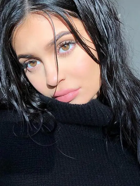 “Kylie histeris dan terus menangis ketika melihat tubuhnya yang semakin membesar karena berbadan dua. Ia takut jika nantinya tidak ada pakaian yang cocok untuk tubuhnya yang semakin membesar ini,” ungkap sumber. (Instagram/kyliejenner)