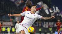 Bek Fiorentina Lucas Martinez Quarta berebut bola dengan penyerang AS Roma Romelu Lukaku dalam laga Serie A 2023/2024 giornata 15 di Olimpico, Senin (11/12/2023) dini hari WIB. (AP Photo/Gregorio Borgia)