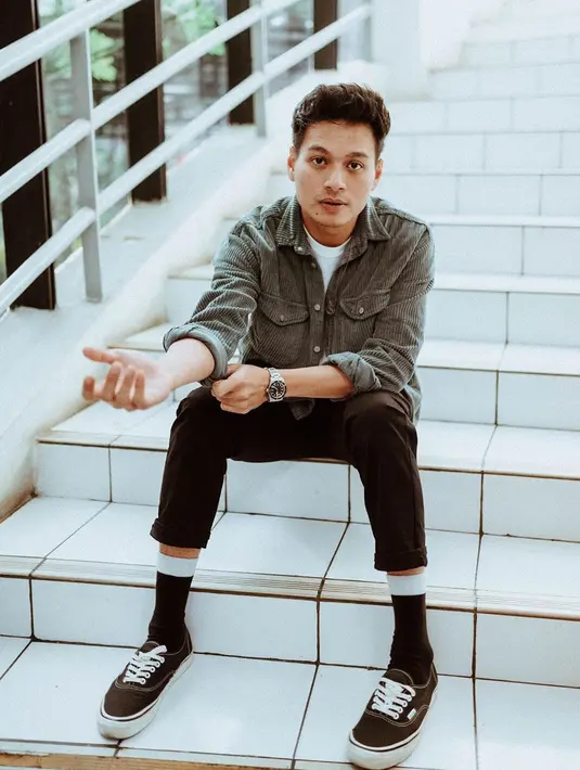 Siapapun pasti mengetahuinya, kalau Rendy Pandugo pasti memiliki jadwal yang padat dalam kariernya di industri musik. Hal tersebut lah yang membuat ia jarang memiliki waktu bersama keluarga. (Instagram/rendypandugo)