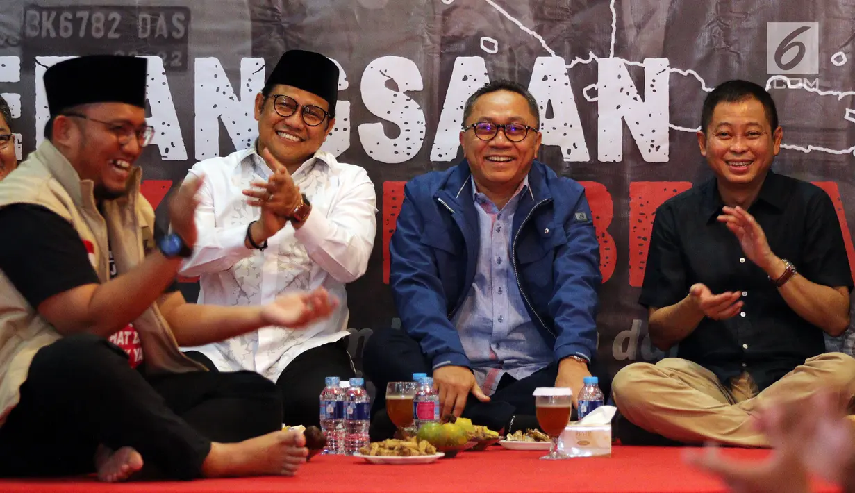 Ketua MPR Zulkifli Hasan, Menteri ESDM Ignasius Jonan, Wakil Ketua MPR Muhaimin Muhaimin Iskandar dan Ketua Pemuda Muhammadiyah Dahnil Anzar Simanjuntak saat Tasyakuran Milad 86 Tahun Pemuda Muhammadiyah, Jakarta, Sabtu (5/5). (Liputan6.com/Johan Tallo)