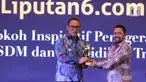 Chief Content Officer (COO) KapanLagi Youniverse, Wens Manggut  (kanan) memberikan plakat kepada Wali Kota Cilegon Helldy Agustian dalam penghargaan bertajuk Cita & Cipta 2024 di Shangrila Hotel, Jakarta, pada Rabu malam (31/7/2024). Helldy Agustian mendapatkan penghargaan dari Liputan6.com, sebagai Tokoh Inspiratif Penggerak Kemajuan SDM dan Pendidikan Transformatif. (Liputan6.com/Herman Zakharia)