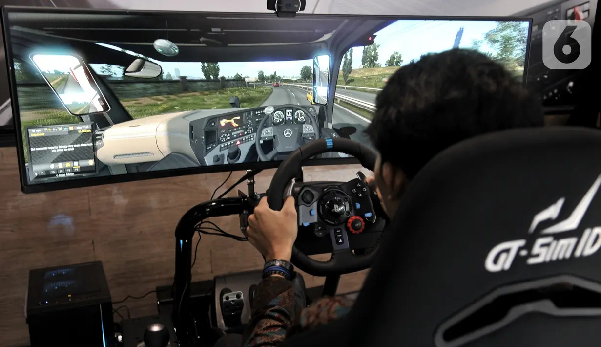 Pengunjung menjajal simulator truk yang dihadirkan Mercedes Benz di GIICOMVEC 2020, JCC Senayan, Jakarta, Minggu (8/3/2020). Mercedes Benz menghadirkan simulator truk dan bus dalam GIICOMVEC 2020 sehingga pengunjung dapat merasakan sensasi mengendarai kendaraan besar. (merdeka.com/Iqbal Nugroho)