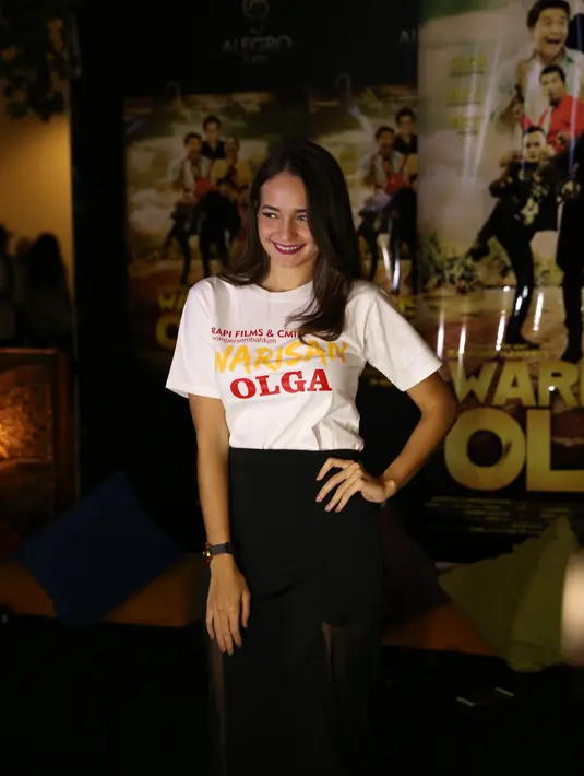 Enzy Storia masih memikirkan lokasi liburan setelah ia terpaksa harus membatalkan liburan ke Paris. Ia memang senang ber-explore dan akhir tahun merupakan momennya untuk liburan. (Andy Masela/Bintang.com)