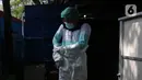 Petugas medis membersihkan diri (dekontaminasi) usai menangani pasien COVID-19 di Puskesmas Kecamatan Gambir, Jakarta Pusat, Selasa (6/10/2020). Puskesmas Kecamatan Gambir membuat Bilik Mandi Petugas Kesehatan Masa Pandemi (Bimasakti) untuk memudahkan petugas medis. (Liputan6.com/Herman Zakharia)