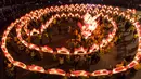 Warga menggunakan lentera melakukan pertunjukkan tarian naga selama festival lentera China di Yunhe di provinsi timur China Zhejiang (1/3). Festival ini jatuh pada 2 Maret, yang menandai berakhirnya perayaan untuk periode Tahun Baru Imlek. (AFP Photo)