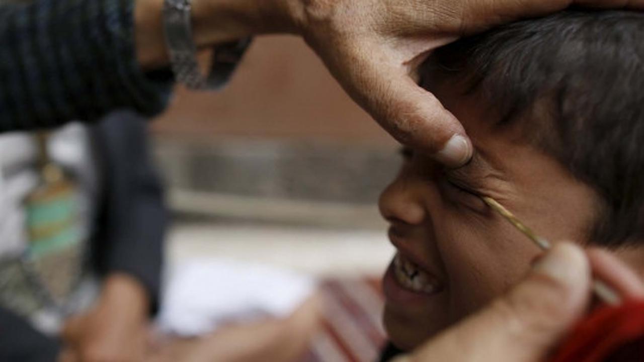 Ramadan, pria Yaman ramai-ramai bersihkan mata dengan kohl