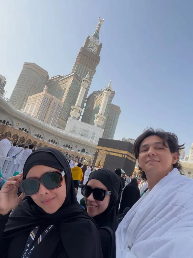 6 Potret Marcell Darwin Umrah Perdana Usai Mualaf, Perjalanan Spiritual Penuh Haru