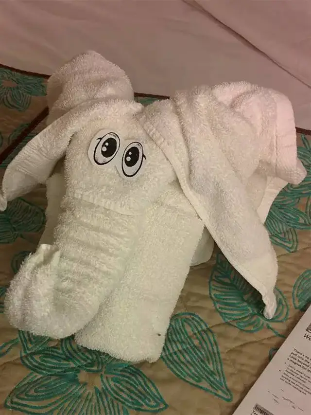 9 Potret Kocak Handuk di Kamar Hotel dengan Bentuk Binatang Ini Lucu Banget