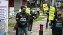 Sejumlah aktivis yang tergabung dalam Serikat Buruh Migran Indonesia (SBMI) melakukan aksi di depan Kedutaan Besar Republik Rakyat China, Jakarta, Kamis (17/12/2020). Aksi ini juga dilaksanakan dalam rangka peringatan Hari Buruh Migran Sedunia. (Liputan6.com/Faizal Fanani)