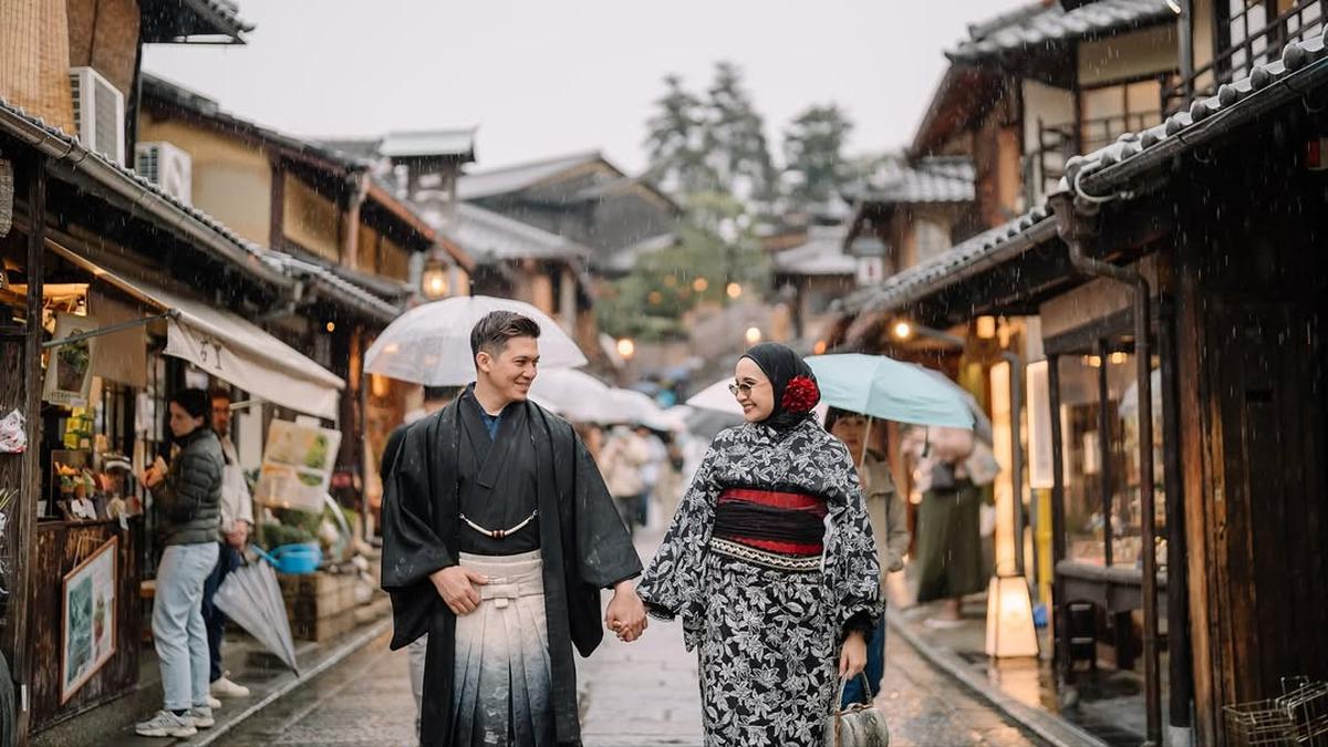 Babymoon di Jepang, Zaskia Sungkar dan Irwansyah Tampil Serasi dalam Balutan Kimono Hitam Putih