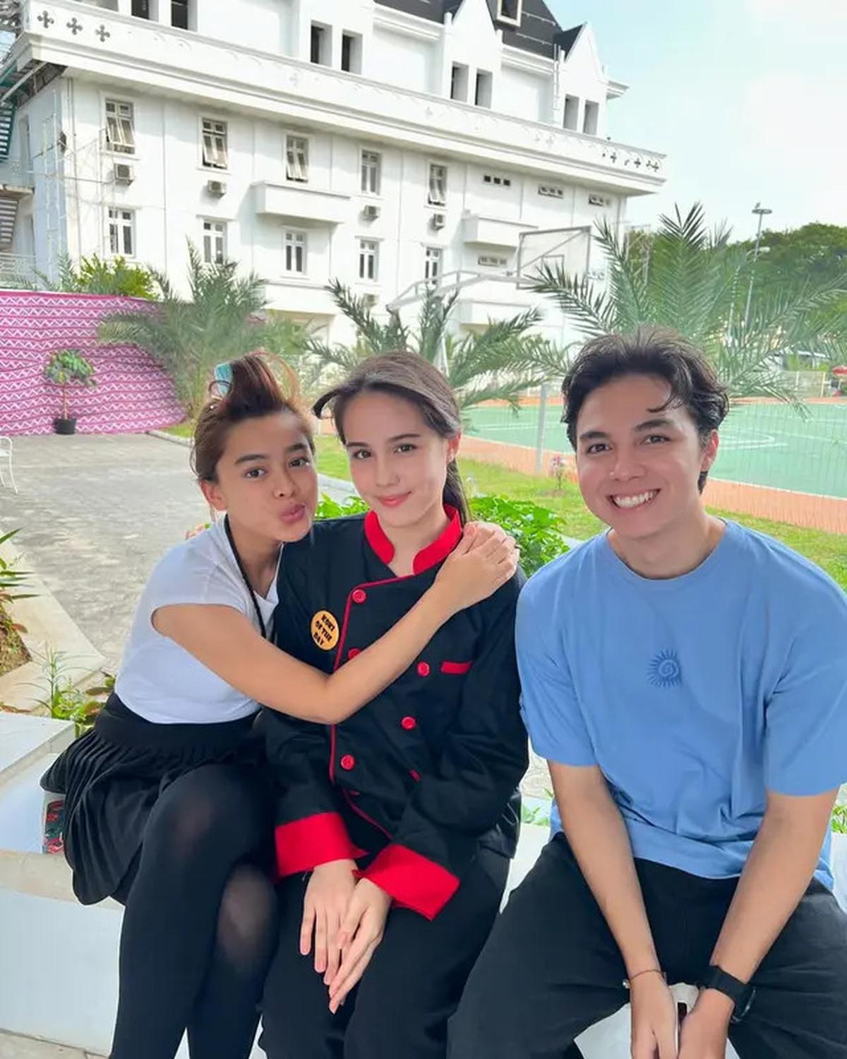 6 Potret Aqeela Calista di Lokasi Syuting Sinetron Asmara Gen Z, Penampilan Lebih Fresh