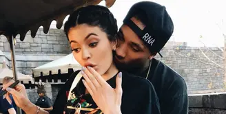 Tyga dikabarkan menunggak pajak hingga hampir 13 miliar rupiah saat mengecani Kylie Jenner. (Urban Islandz)