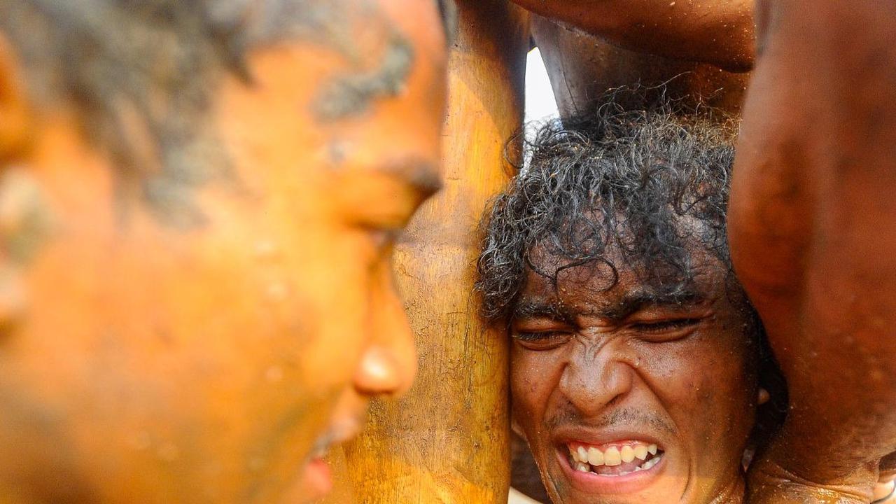 Ekspresi seorang peserta saat menahan beban dalam lomba panjat pinang di kawasan Pondok Cabe Udik, Tangerang selatan, Banten, Sabtu (17/08/2024). Hari ini, berbagai lomba diselenggarakan warga dalam rangka peringatan HUT ke-79 Kemerdekaan RI.&nbsp;Foto: M