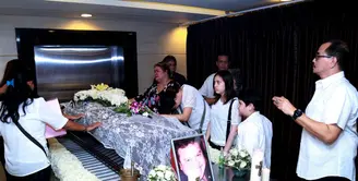 Selasa (14/4) siang Jenazah James Sahertian di kremasi di Krematorium Heaven, Pluit Jakarta Utara. Isak tangis anak dan istri mengiringi proses kremasi.