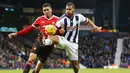 Bek Manchester United, Chris Smailing, berebut bola dengan striker West Bromwich Albion, Salomon Rondon. Akibat kekalahan ini MU harus turun ke peringkat ke-6 klasemen Liga Premier Inggris. (Reuters/Darren Staples)