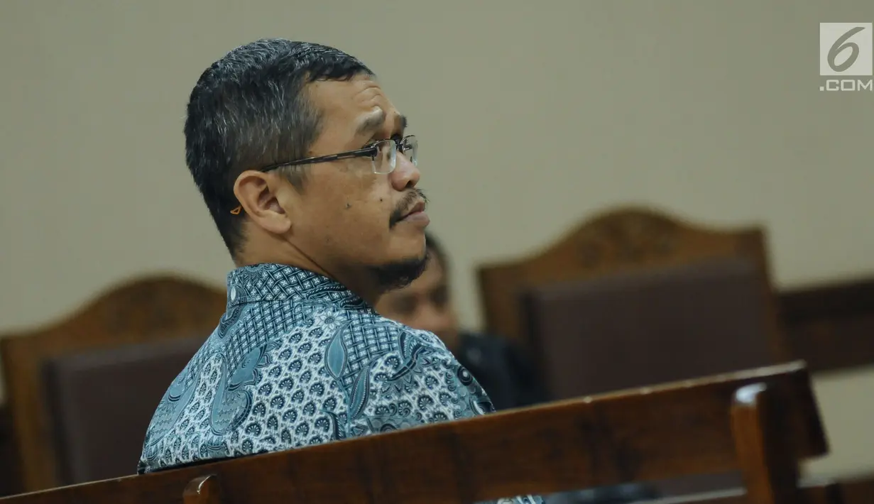 Terdakwa dugaan suap proyek pembangunan jalan di Kementerian PUPR, Yudi Widiana mengikuti sidang lanjutan di Pengadilan Tipikor, Jakarta, Rabu (7/3). Sidang lalu, JPU menuntut Yudi dengan hukuman 10 tahun penjara. (Liputan6.com/Helmi Fithriansyah)