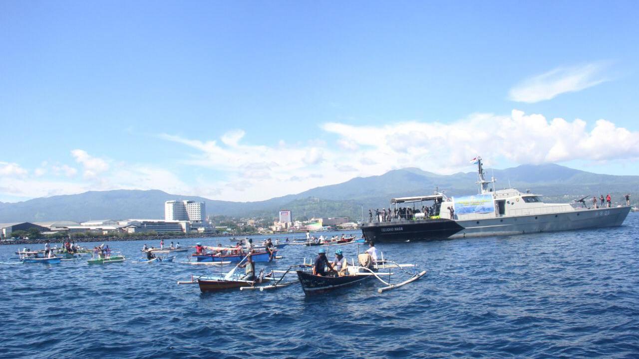 Puluhan nelayan yang berada di sekitar Teluk Manado mendapat bantuan smebako dari Lantamal VIII Manado.