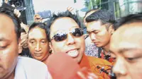Ketua Umum PPP, Romahurmuziy dengan rompi tahanan meninggalkan gedung KPK, Jakarta, Sabtu (16/3). Romahurmuziy yang terjerat Operasi Tangkap Tangan (OTT) di Surabayapada Jumat (15/3) pagi itu ditahan KPK. (Liputan6.com/Faizal Fanani)