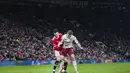Bek Manchester United, Diogo Dalot berebut bola dengan pemain Aston Villa, Matt Targett pada pertandingan putaran ketiga Piala FA di stadion Old Trafford di Manchester, Inggris, Selasa (11/1/2022). Berkat hasil ini, MU berhak lolos ke putaran keempat dan akan menghadapi Middlesbrough. (AP Photo/Jon