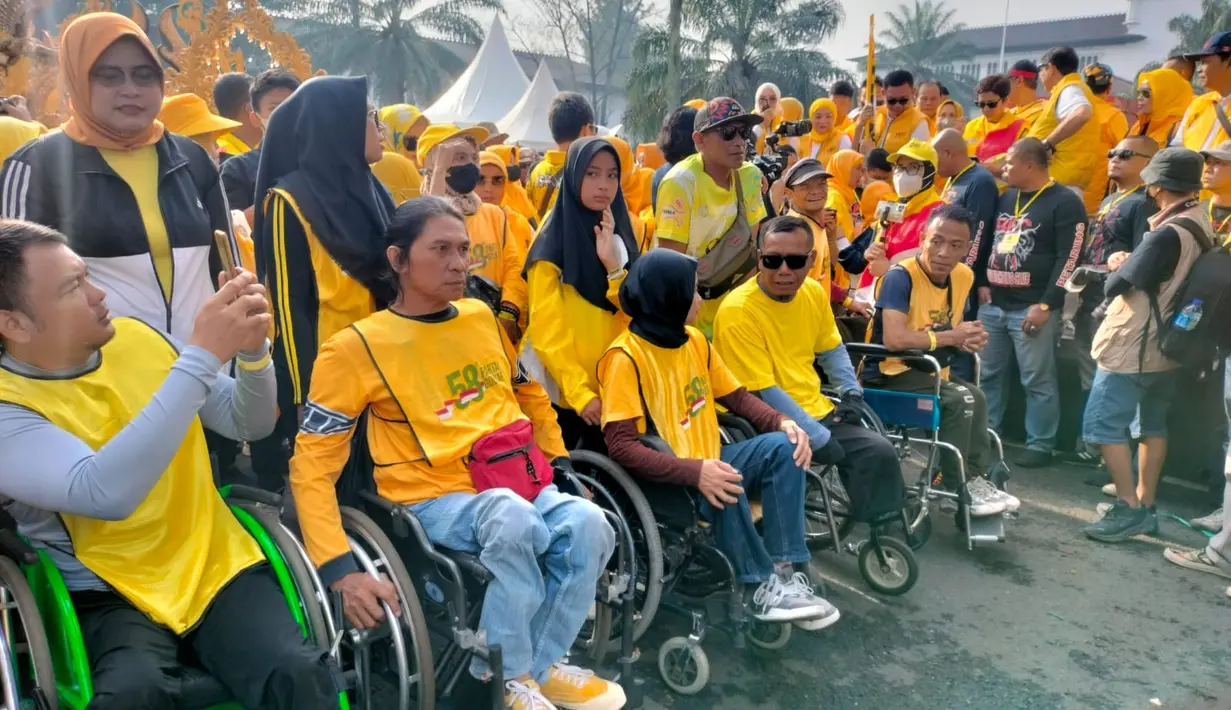 Warga berkumpul mengikuti kegiatan jalan sehat yang digelar DPD Partai Golkar Jawa Barat dan DPD Partai Golkar Kota Bandung di Area Lapangan Gasibu Jl. Diponegoro Bandung, Minggu (16/10/2022). Ada 2,5 juta warga pada hari ini yang turut serta berpartisipasi menyemarakkan HUT Partai Golkar ke-58 ini,” kata Ketua DPD Partai Golkar Provinsi Jawa Barat, Tubagus Ace Hasan Syadzily. (Foto:Dok Golkar)