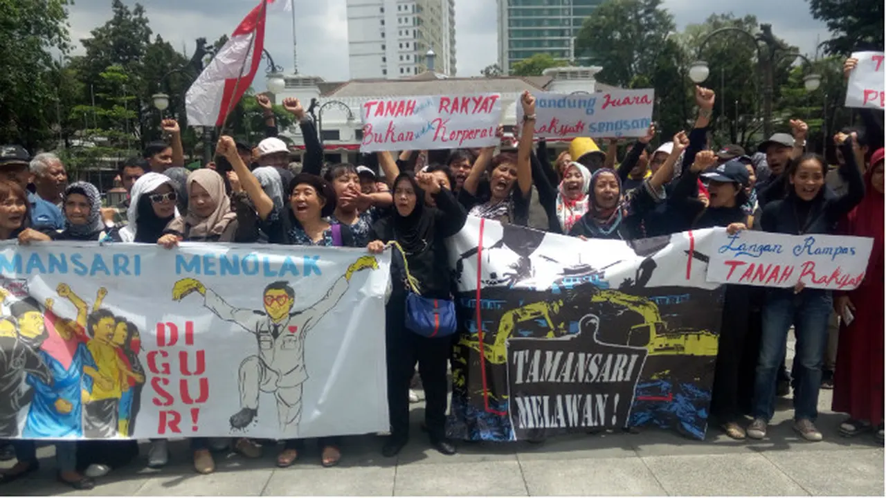 Demo Penolakan Rumah Deret di Bandung