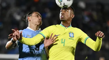 Bek Brasil Gabriel Magalhaes berebut bola dengan penyerang Uruguay Darwin Nunez pada matchday keempat Kualifikasi Piala Dunia 2026 zona CONMEBOL di Estadio Centenario, Rabu (18/10/2023). (AP Photo/Santiago Mazzarovich)