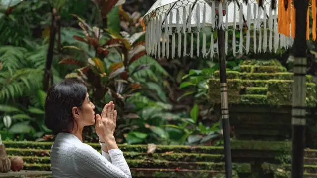 Dian Sastrowardoyo Liburan di Ubud, Bali pakai kebaya. [@therealdisastr]