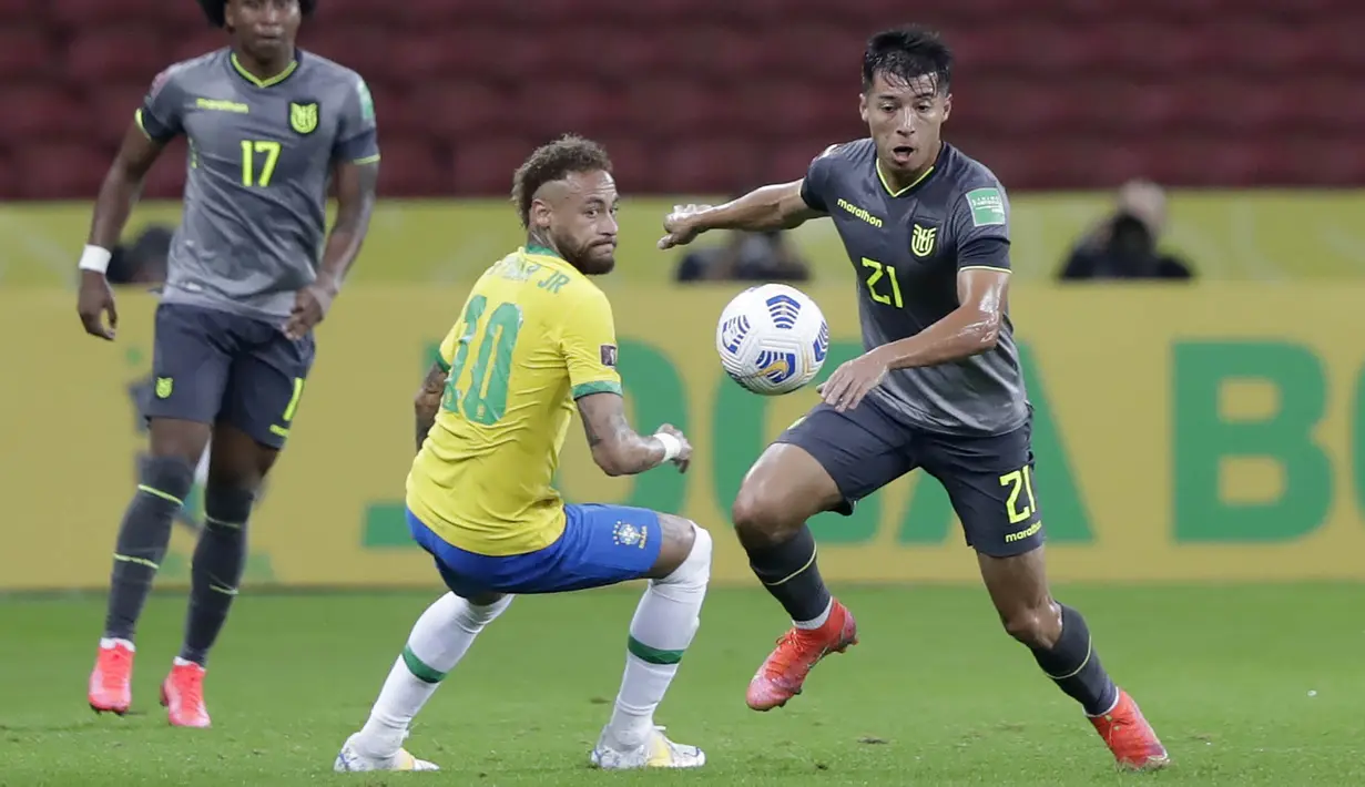 Striker Brasil, Neymar, berebut bola dengan pemain Ekuador, Alan Franco, pada laga Kualifikasi Piala Dunia 2022 Zona Amerika Selatan, Minggu (5/6/2021). Brasil menang dengan skor 2-1. (AP/Andre Penner)