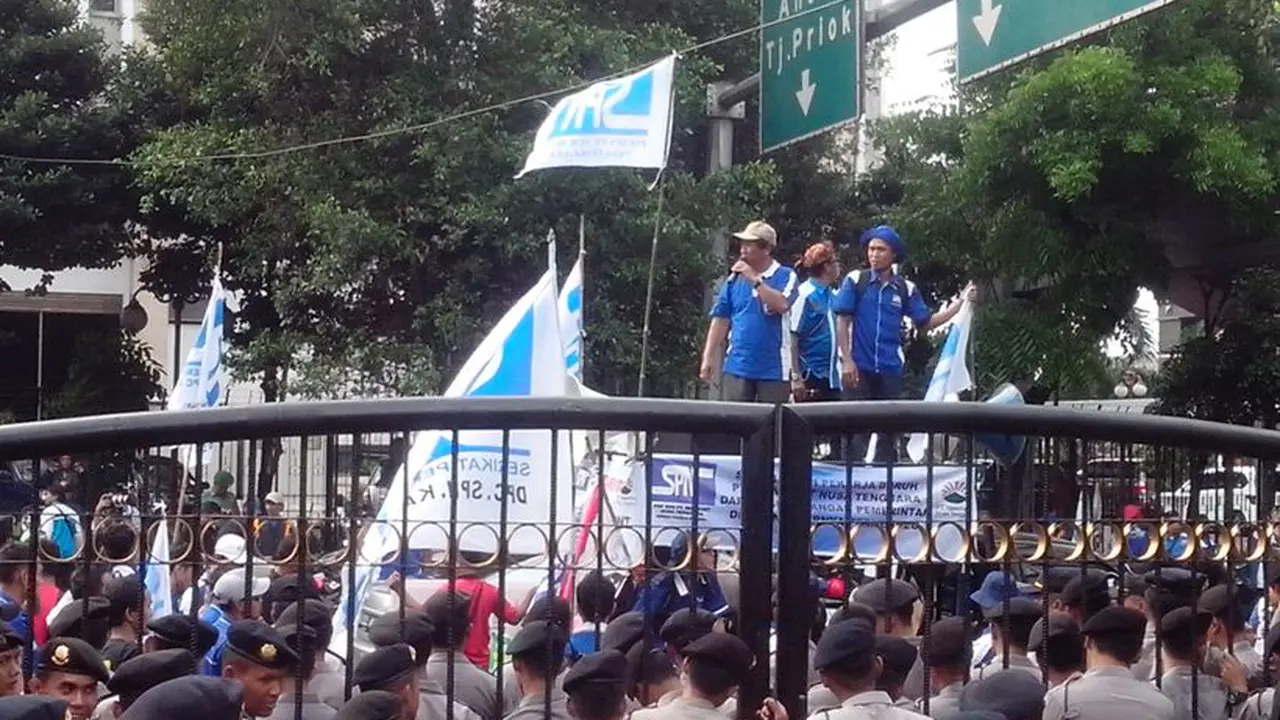 Demo Pekerja Newmont