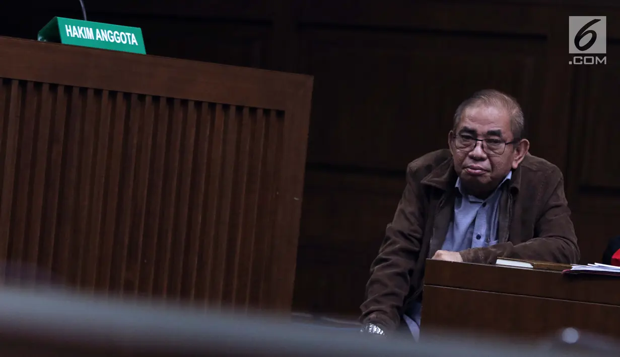 Terdakwa kasus dugaan suap limbah sawit yang juga mantan Ketua Komisi B DPRD Provinsi Kalteng Borak Milton menyimak keterangan saksi saat sidang lanjutan di Pengadilan Tipikor, Jakarta, Rabu (8/5/2019). Sidang tersebut beragenda mendengar keterangan dua orang saksi (Liputan6.com/Helmi Fithriansyah)