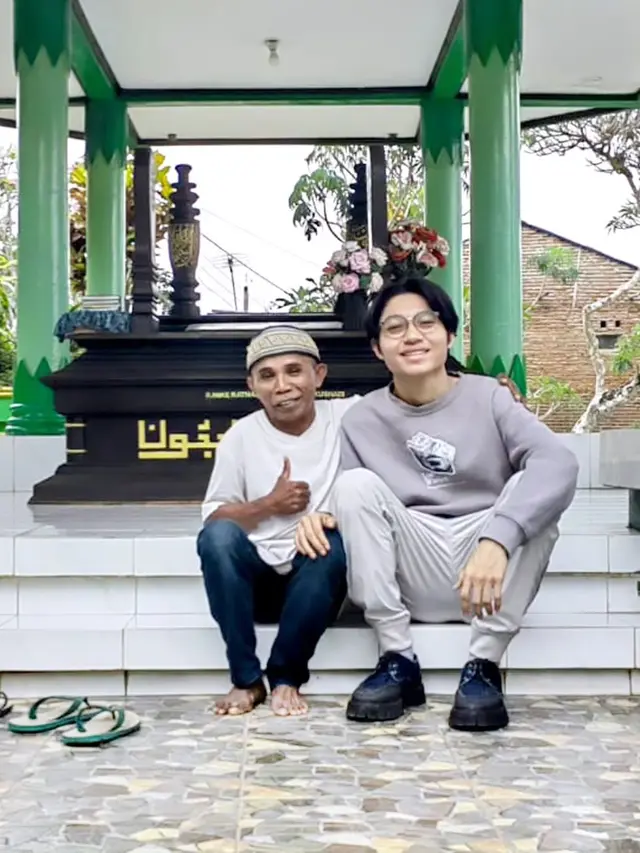 Rilis Ulang 'Seberkas Sinar', Ini 6 Potret Kiesha Alvaro Ziarah ke Makam Nike Ardilla