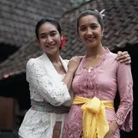 Happy Salma dengan adik iparnya (Instagram/happysalma)