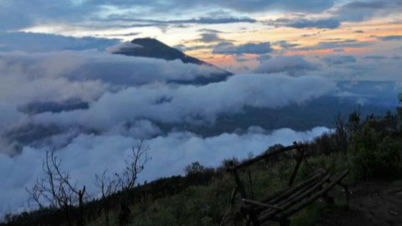 Remaja 16 Tahun Alami Hipotermia Saat Turun dari Gunung Agung, Proses Evakuasi Dilakukan Dini Hari