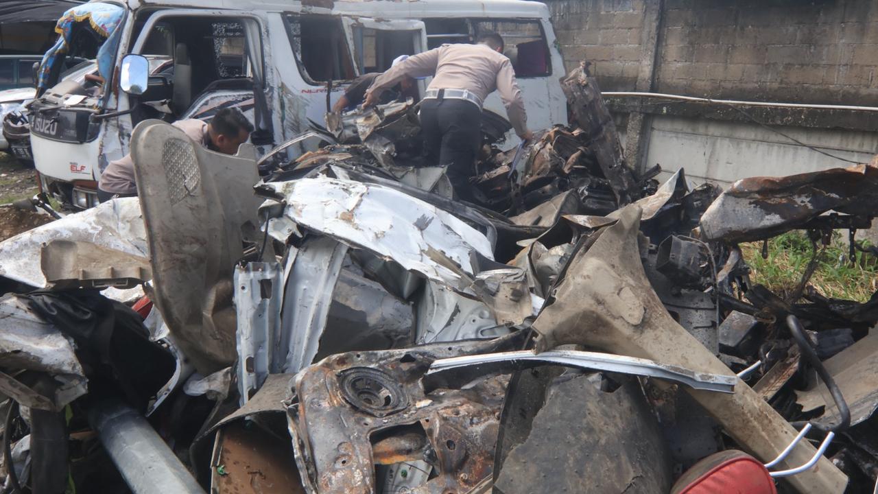 Ringsek Tak Berbentuk, Ini Penampakan Truk Angkut Galon & Deretan Mobil Kecelakaan Maut di Gerbong Tol Ciawi
