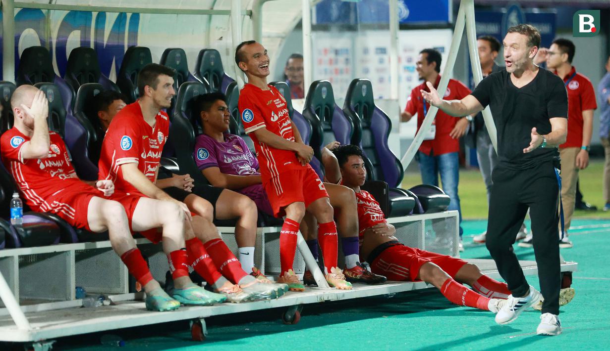 Pemain Persija Jakarta tertawa bersama dengan pelatih Thomas Doll setelah menang dramatis atas Dewa United pada laga BRI Liga 1 di Stadion Indomilk Arena, Tangerang, Senin (10/4/2023). Persija menang dengan skor 1-0.  (Bola.com/M Iqbal Ichsan)