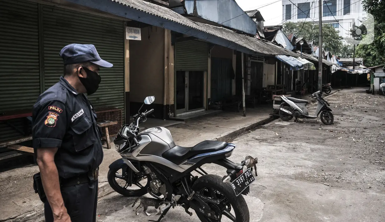 Petugas keamanan berjaga saat penutupan sementara Pasar Cempaka Putih, Jakarta, Senin (13/7/2020). Perumda Pasar Jaya menutup sementara Pasar Cempaka Putih selama tiga hari ke depan mulai hari ini. (merdeka.com/Iqbal S. Nugroho)