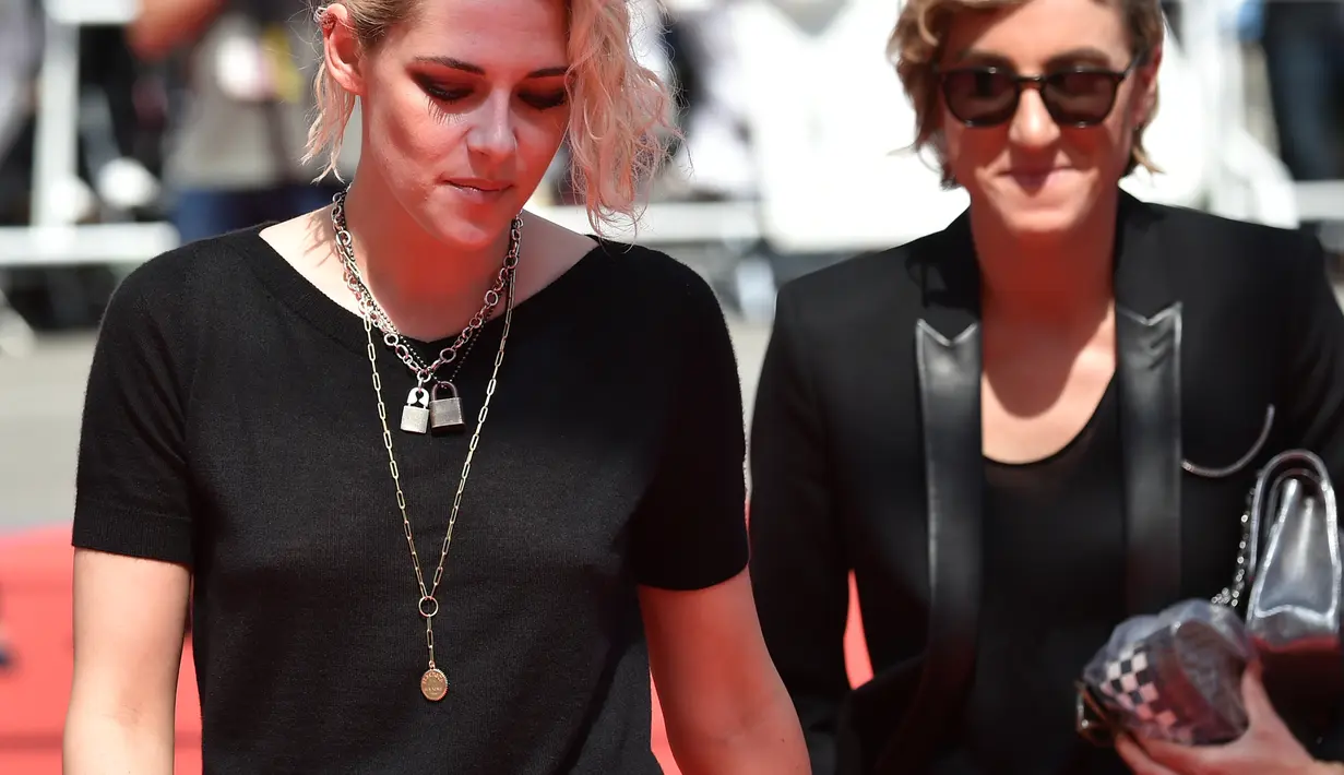 Sebagai seorang selebriti Hollywood, wajar saja jika kehidupan pribadi dan asmara terus dalam pantauan publik dan paparazi. Namun kali ini, Kristen Stewart mulai buka-bukaan dan bicara tentang asmaranya di hadapan publik. (AFP/Bintang.com) 